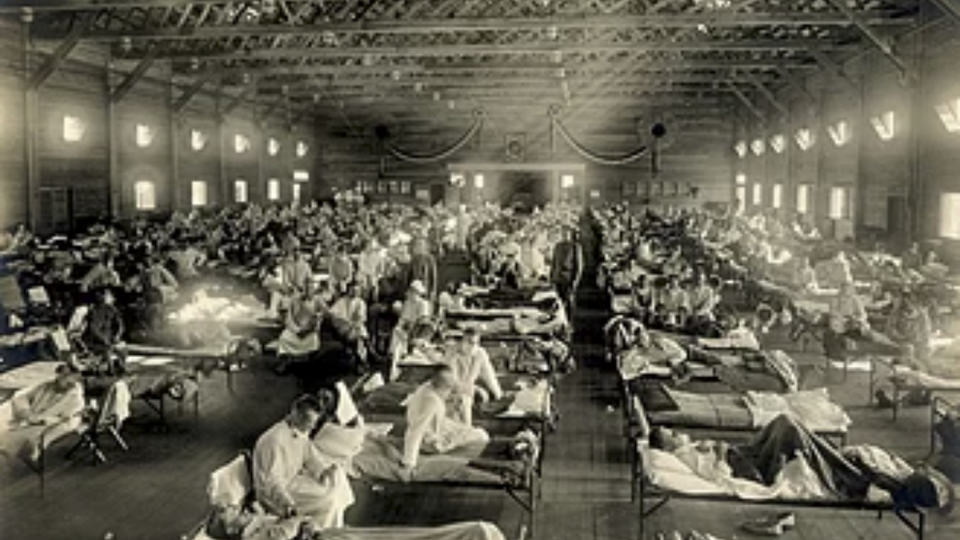 an old photo of a hospital at full capacity during the Spanish flu